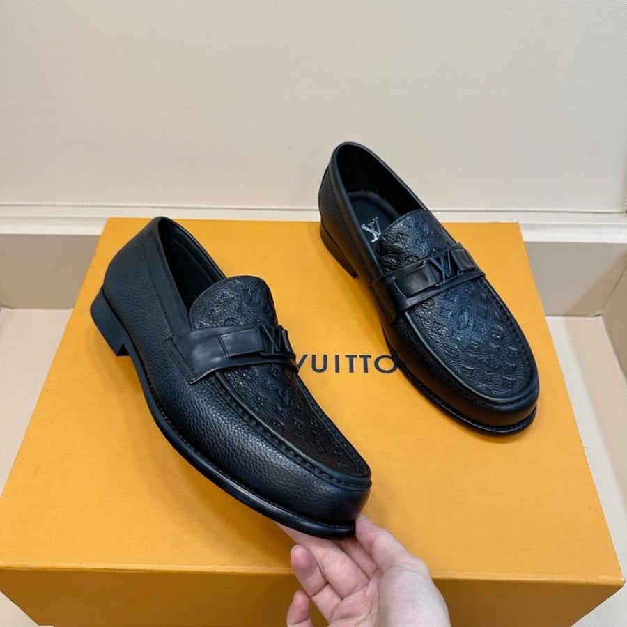 حذاء لوفر رجالي فاخر من لويس فيتون (Louis Vuitton) مصنوع من الجلد الطبيعي المحفور بالكامل.