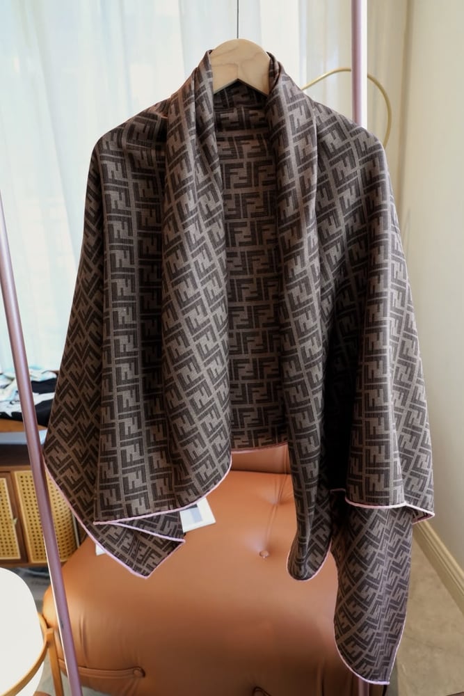 شال فندي النسائي الفاخر بنقشة شعار FF الأيقوني (Fendi FF Monogram Jacquard Shawl)
