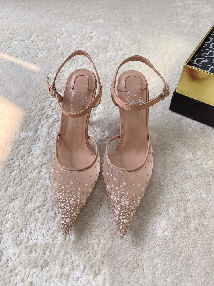 حذاء كريستيان لوبوتان (Christian Louboutin) الكعب العالي المرصع