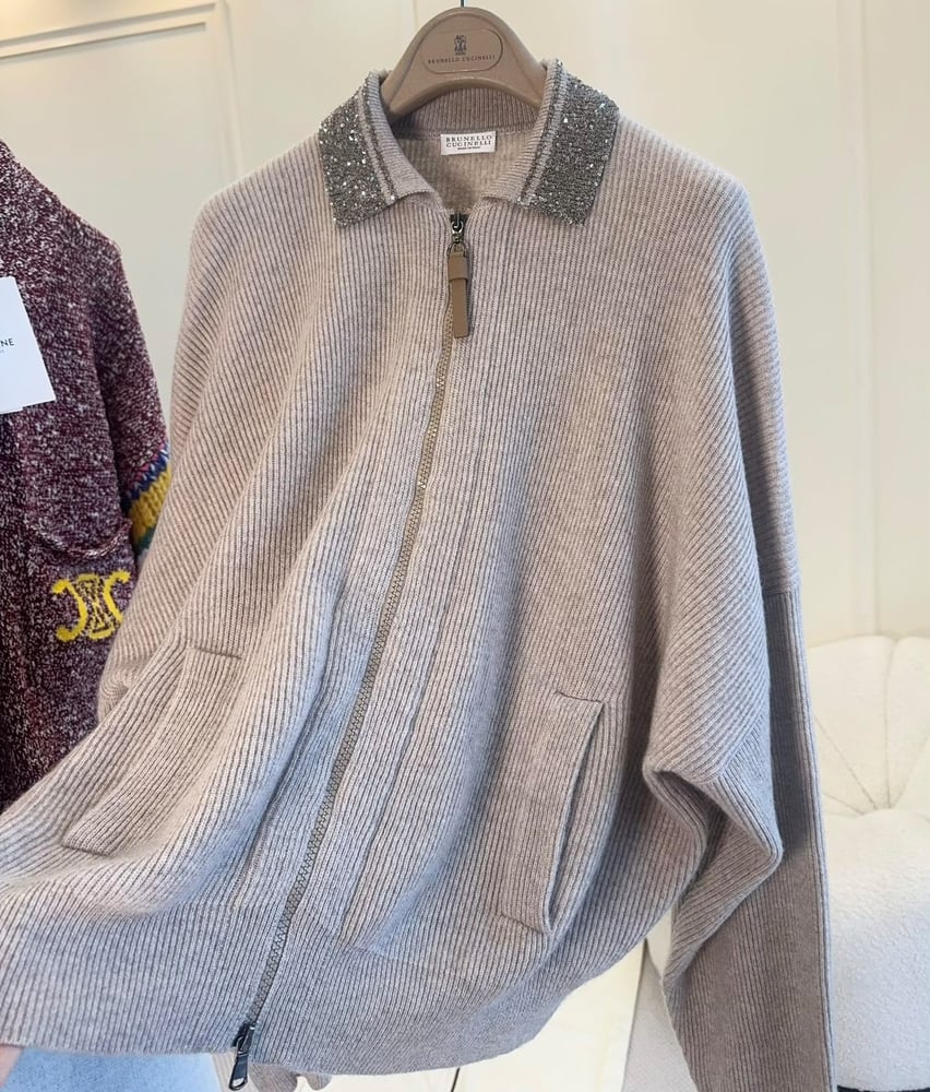 كارديجان برونيلو كوتشينيلي النسائي المحبوك بسحاب وياقة مرصعة بالترتر (Brunello Cucinelli Zip-Front Knit Cardigan with Sequin Collar)