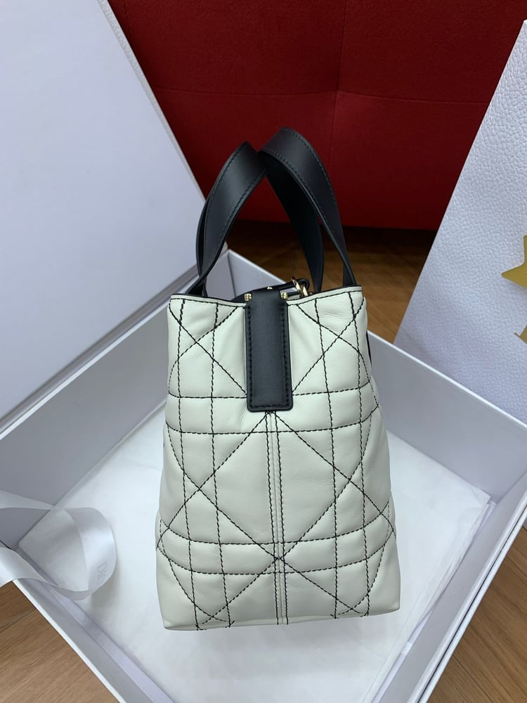 حقيبة ديور توت (Dior Toujours) الفاخرة باللونين الأبيض العاجي والأسود الملكي سمول