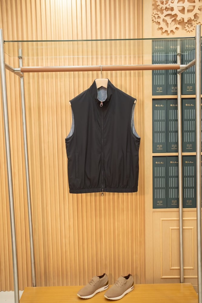 جاكيت "بومبر" الفاخر ثنائي الوجه من لورو بيانا (Loro Piana Reversible Bomber Vest)