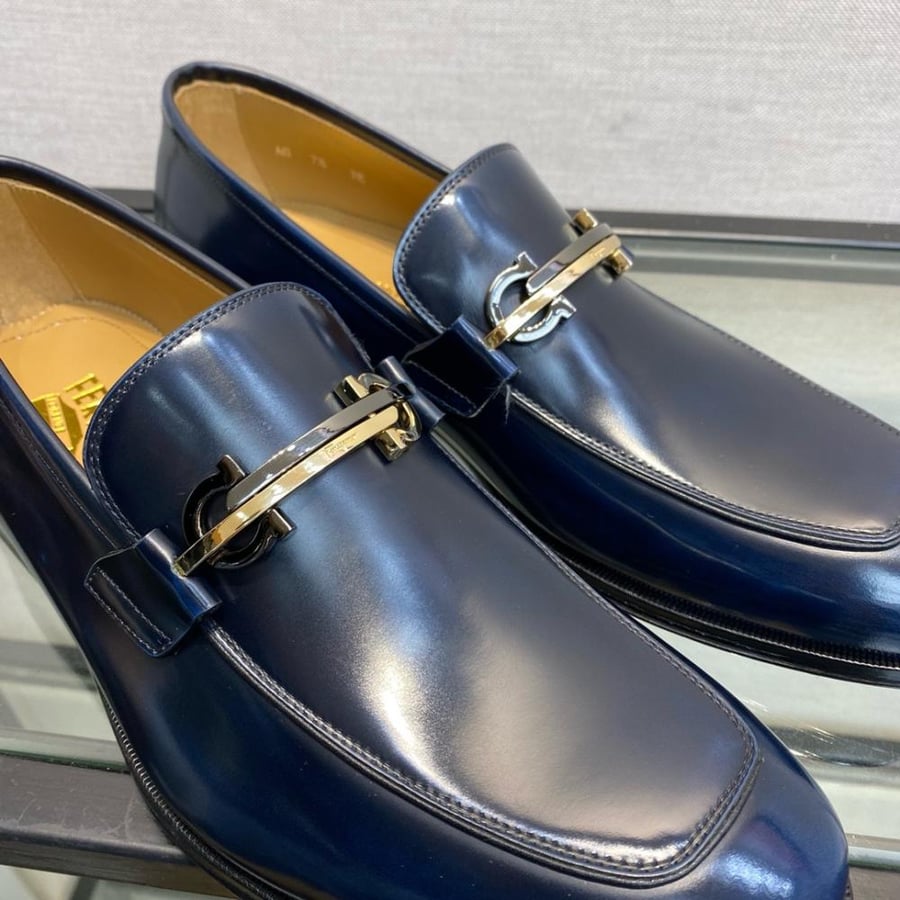 حذاء لوفر (Gancini Loafer) رسمي فاخر من فيراغامو (Ferragamo) من الجلد الطبيعي باللون الكحلي الملكي.