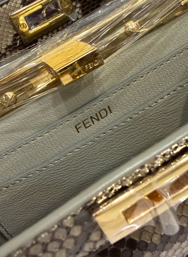 حقيبة بيكابو ميني الفاخرة بنقشة جلد الثعبان بدرجات رمادي زيتي وبيج من فندي (Fendi) ٢٠سم