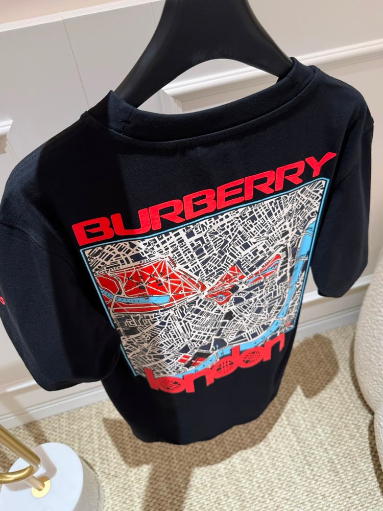 تيشرت "بربيري" (Burberry) الرجالي الأسود بتصميم خريطة لندن وطبعة "London" البارزة