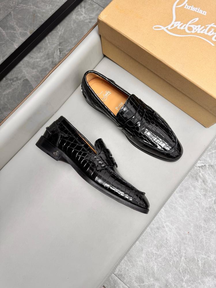 حذاء لوفر (Penny Loafer) رسمي فاخر بنقشة التمساح من كريستيان لوبوتان (Christian Louboutin) من الجلد المصقول باللون الأسود الملكي.