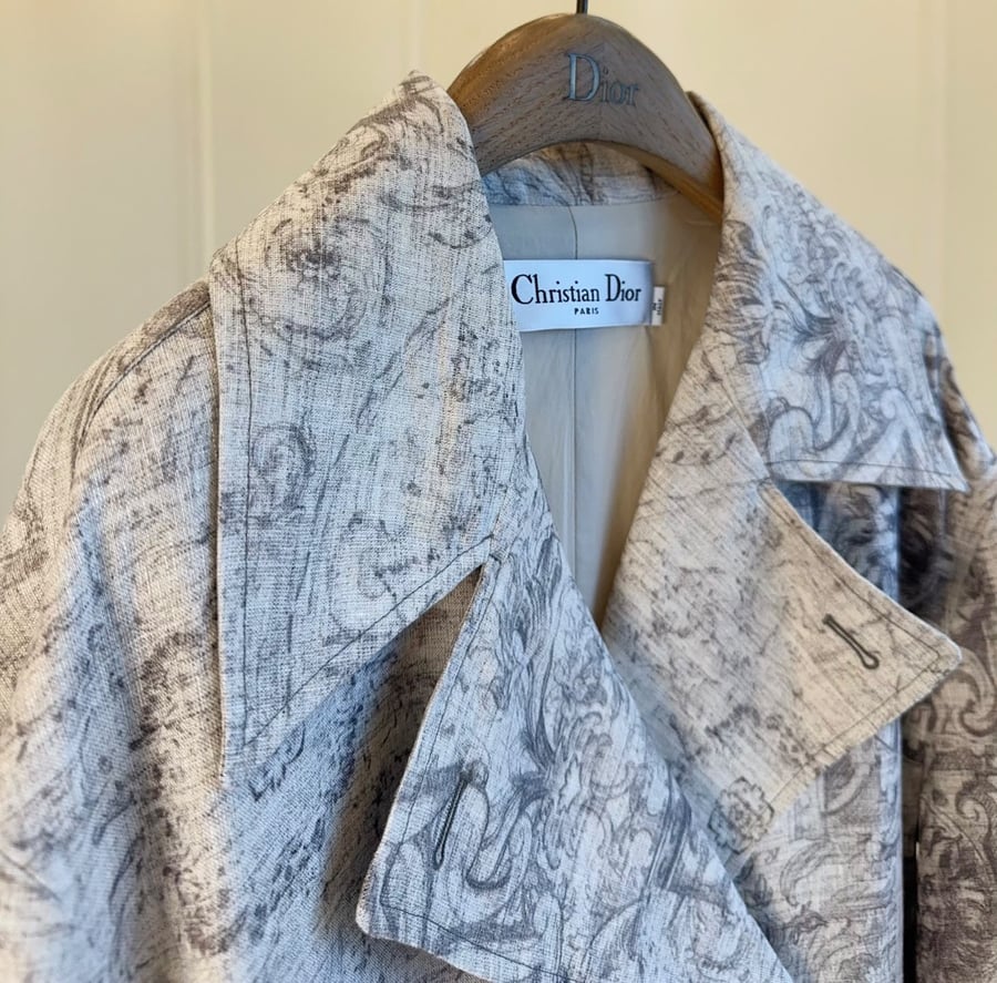 معطف نسائي طويل فاخر بطبعة فنية من كريستيان ديور (Christian Dior)