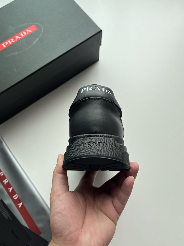 حذاء رياضي / سنيكرز رجالي فاخر من "برادا" (Prada) باللون الأسود