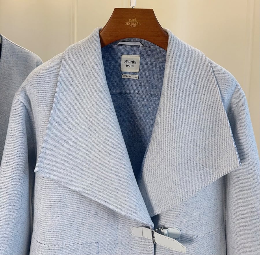 جاكيت هيرميس النسائي القصير بياقة واسعة وحزام جلدي (Hermès Short Jacket with Wide Collar & Leather Buckle)