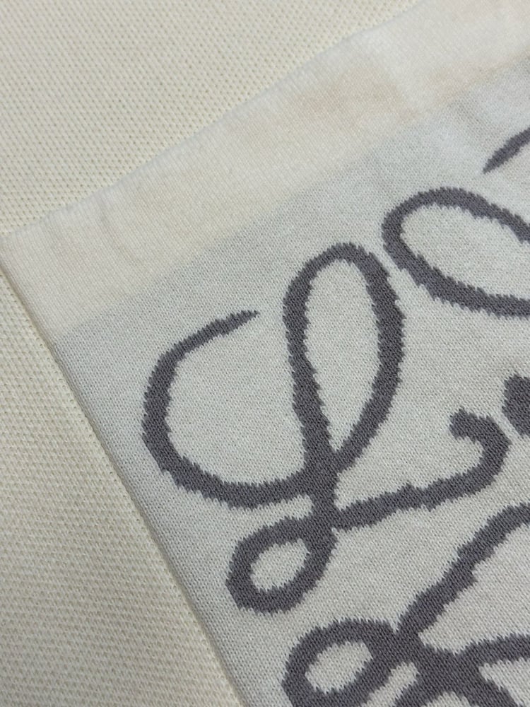 سويتر / بلوفر "لويفي" (Loewe) الرجالي المحبوك الفاخر بجيب الصدر والشعار الأيقوني (Anagram) - باللون الأوف وايت (الكريمي)