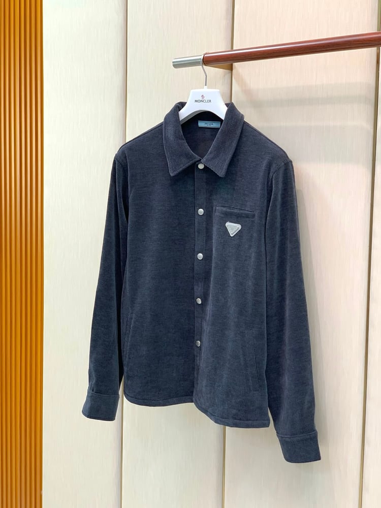 طقم رياضي / جاكيت وبنطلون رجالي فاخر من "برادا" (Prada) بتصميم قماش المخمل المضلع (Corduroy)