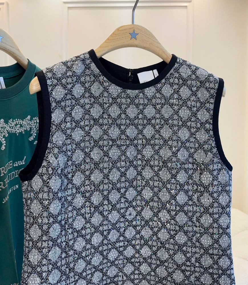 فستان "تويد" (Tweed) بنقشة "كاناج" من ديور (Dior) – أناقة كلاسيكية بلمسة عصرية متلألئة