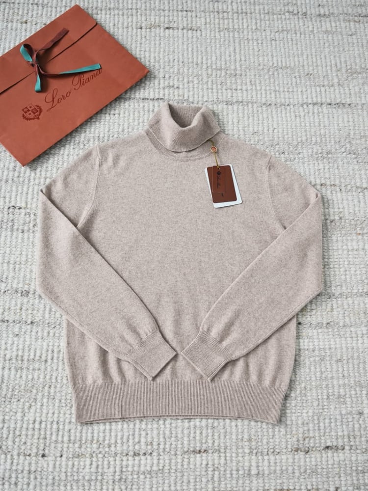 سويتر لورو بيانا الكشمير الفاخر بياقة عالية (Loro Piana Cashmere Turtleneck Sweater)