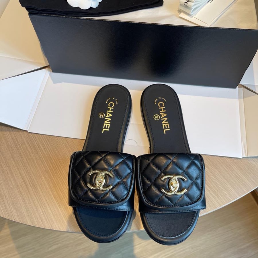 صندل شانيل المبطن (Chanel Quilted Slide Sandal)