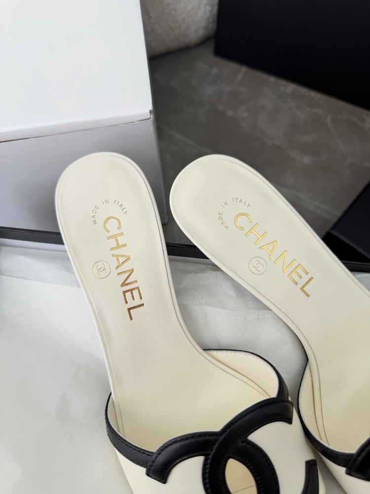 صندل ميول جلدي بكعب صغير وشعار CC من شانيل (Chanel)