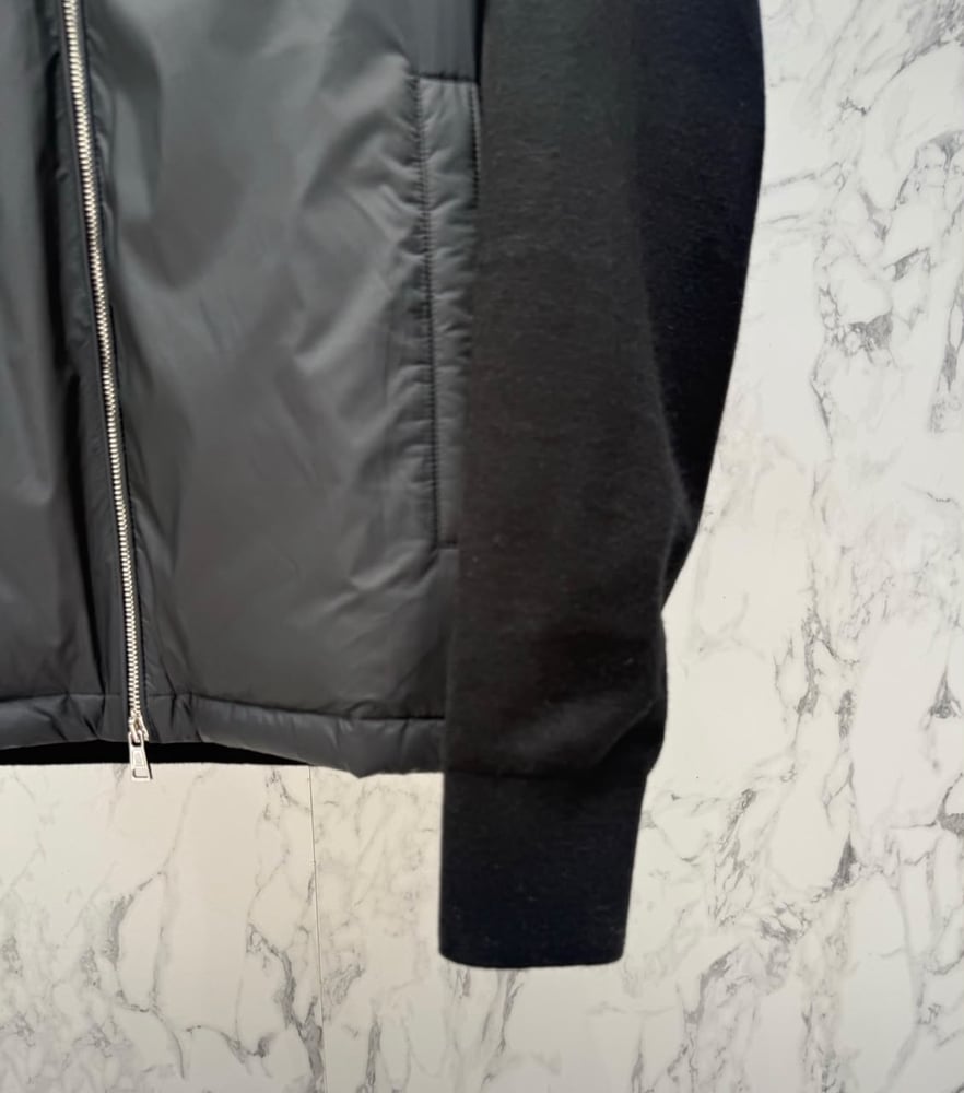 جاكيت رجالي فاخر بتصميم هجين من مونكلير (Moncler)
