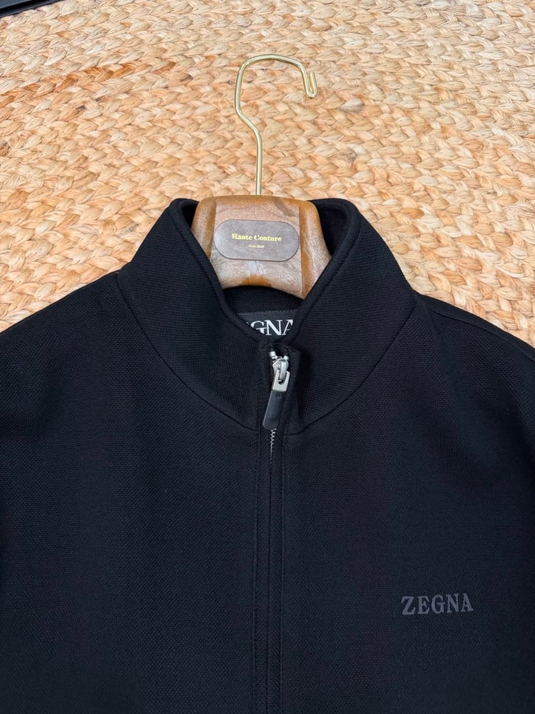 طقم رجالي فاخر (جاكيت بسحاب وبنطلون رياضي) من "إرمينيجيلدو زينا" (Ermenegildo Zegna) باللون الأسود الكلاسيكي