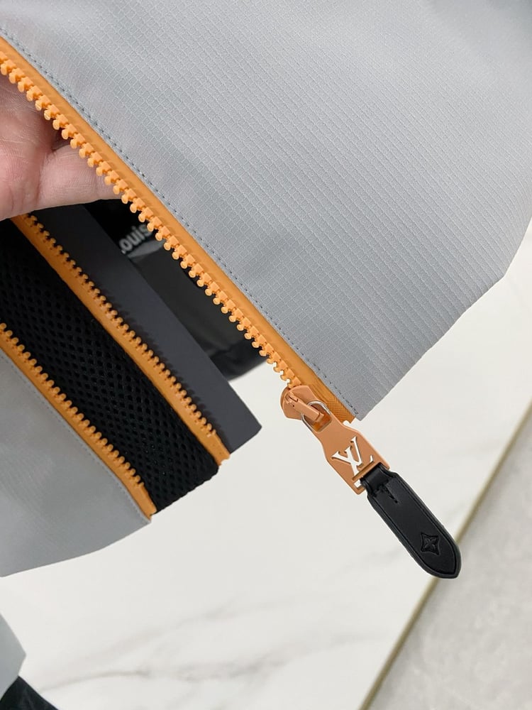 جاكيت / معطف رجالي شتوي فاخر مقاوم للعوامل الجوية من "لوي فيتون" (Louis Vuitton) باللونين الرمادي والفحمي