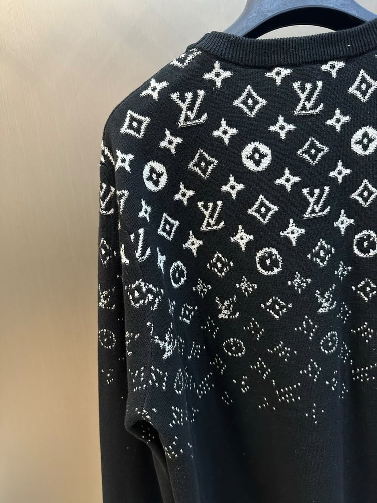 سترة لويس فيتون المتدرجة بشعار المونوجرام (Louis Vuitton Monogram Fade Knit Sweater)