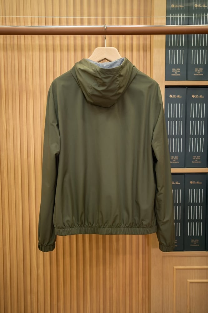 جاكيت "بومبر" الفاخر ثنائي الوجه بقبعة بأكمام طويلة من لورو بيانا (Loro Piana Reversible Hooded Bomber Jacket)