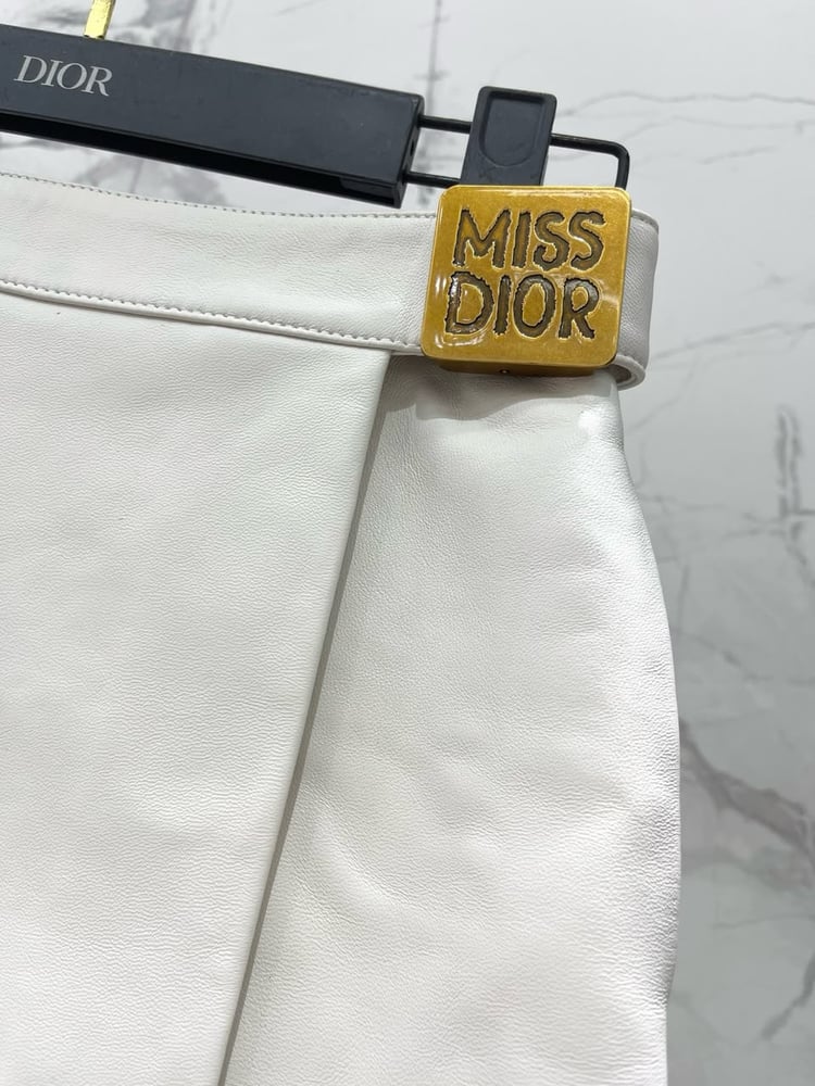 تنورة/شورت "ديور" (Dior) الفاخر