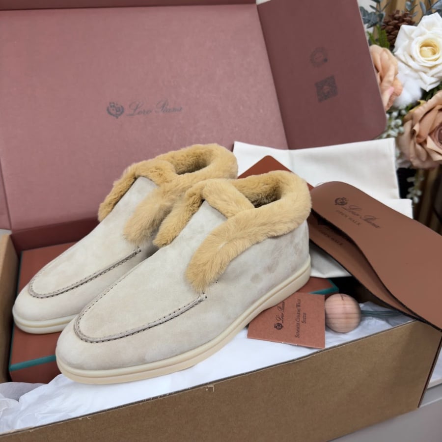 حذاء لورو بيانا النسائي الشمواه المبطن بفرو العسل (Loro Piana Honey Fur Open Walk Shoes)