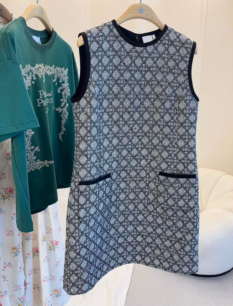 فستان "تويد" (Tweed) بنقشة "كاناج" من ديور (Dior) – أناقة كلاسيكية بلمسة عصرية متلألئة