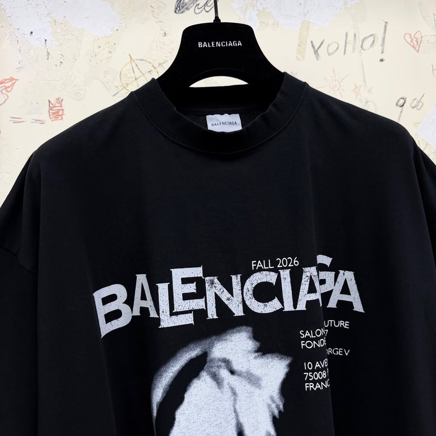 تيشرت "بالنسياغا" (Balenciaga) الفاخر