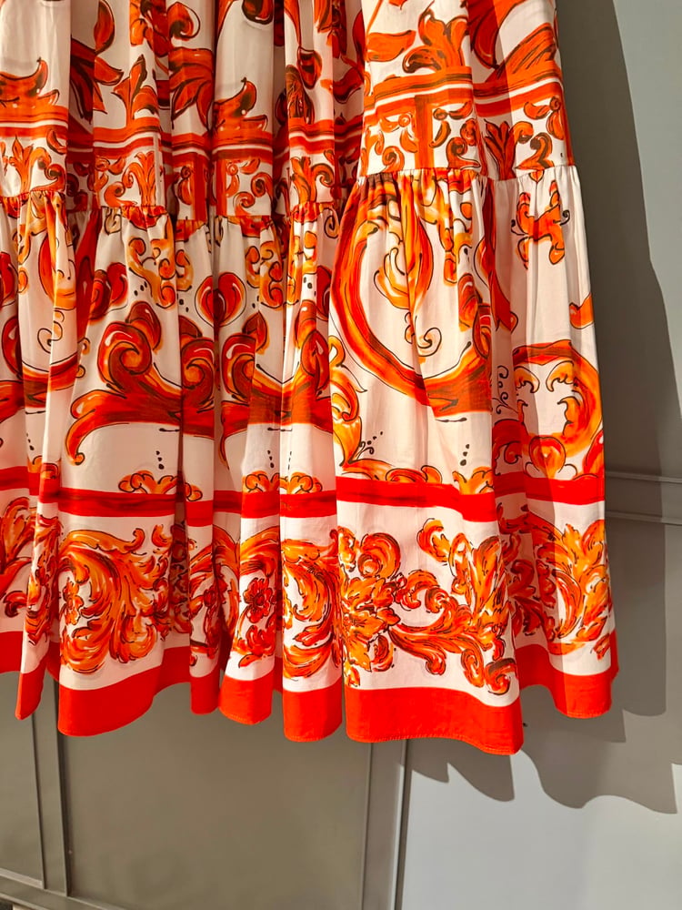 تنورة دولتشي آند غابانا (Dolce & Gabbana) الطويلة الفاخرة بنقوش المايوليكا البرتقالية
