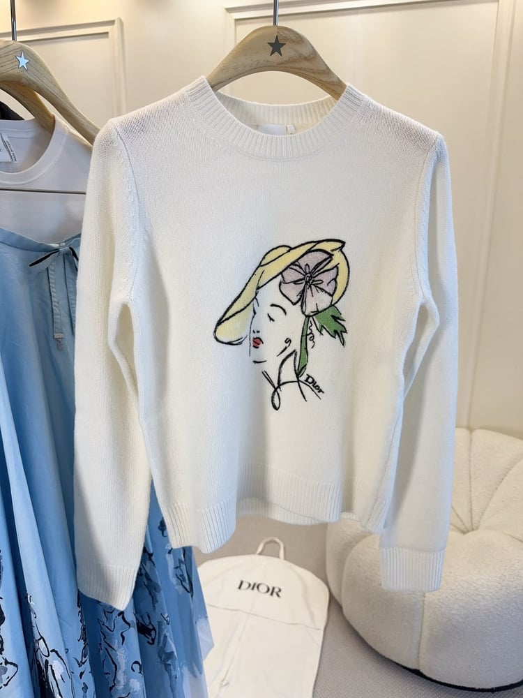 بلوزة "ديور" (Dior) المحبوكة بأكمام طويلة