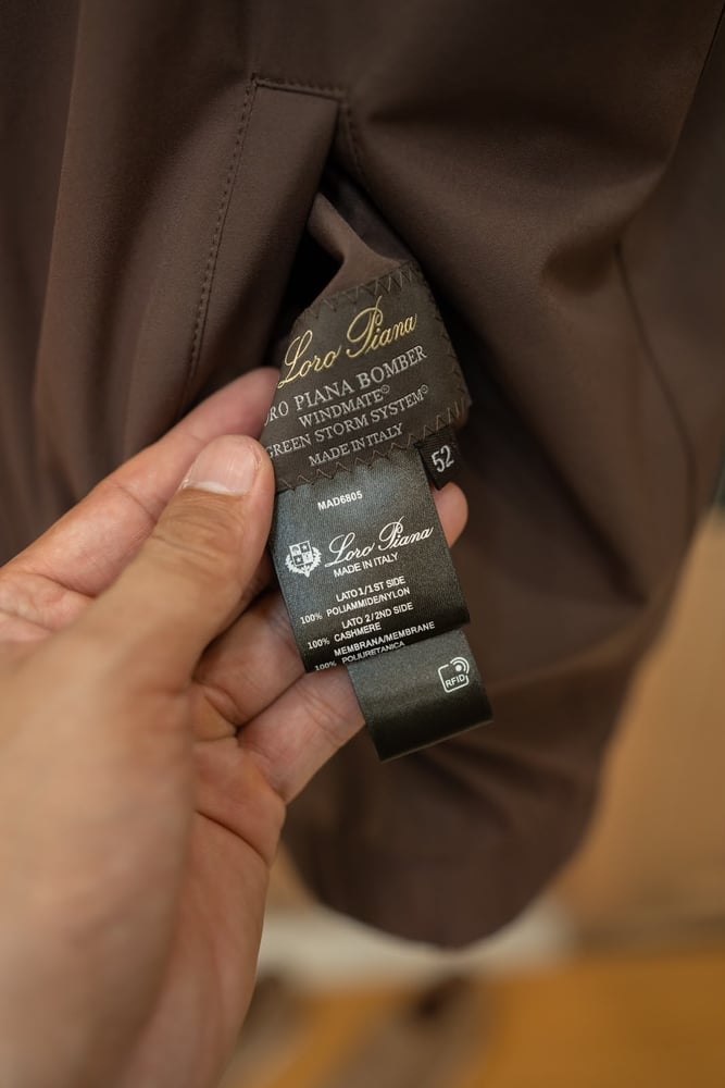 جاكيت "بومبر" الفاخر ثنائي الوجه من لورو بيانا (Loro Piana Reversible Bomber Vest)