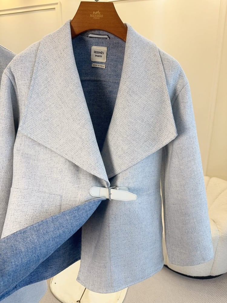 جاكيت هيرميس النسائي القصير بياقة واسعة وحزام جلدي (Hermès Short Jacket with Wide Collar & Leather Buckle)