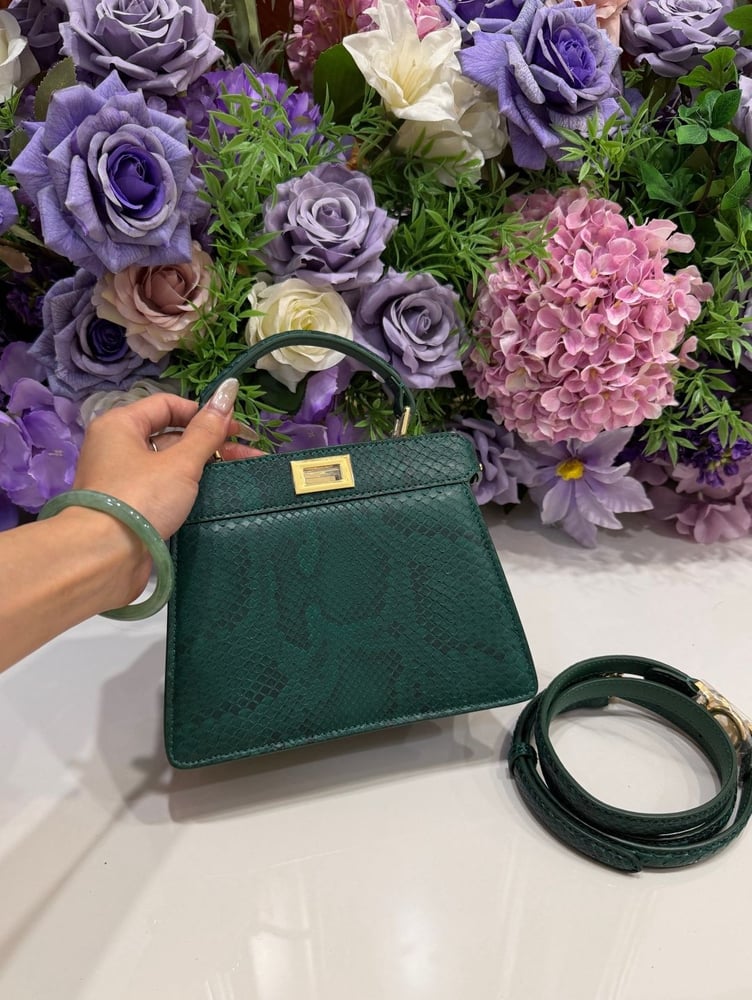حقيبة بيكابو ميني الفاخرة بنقشة جلد الثعبان بلون أخضر زمردي من فندي (Fendi) ٢٠سم