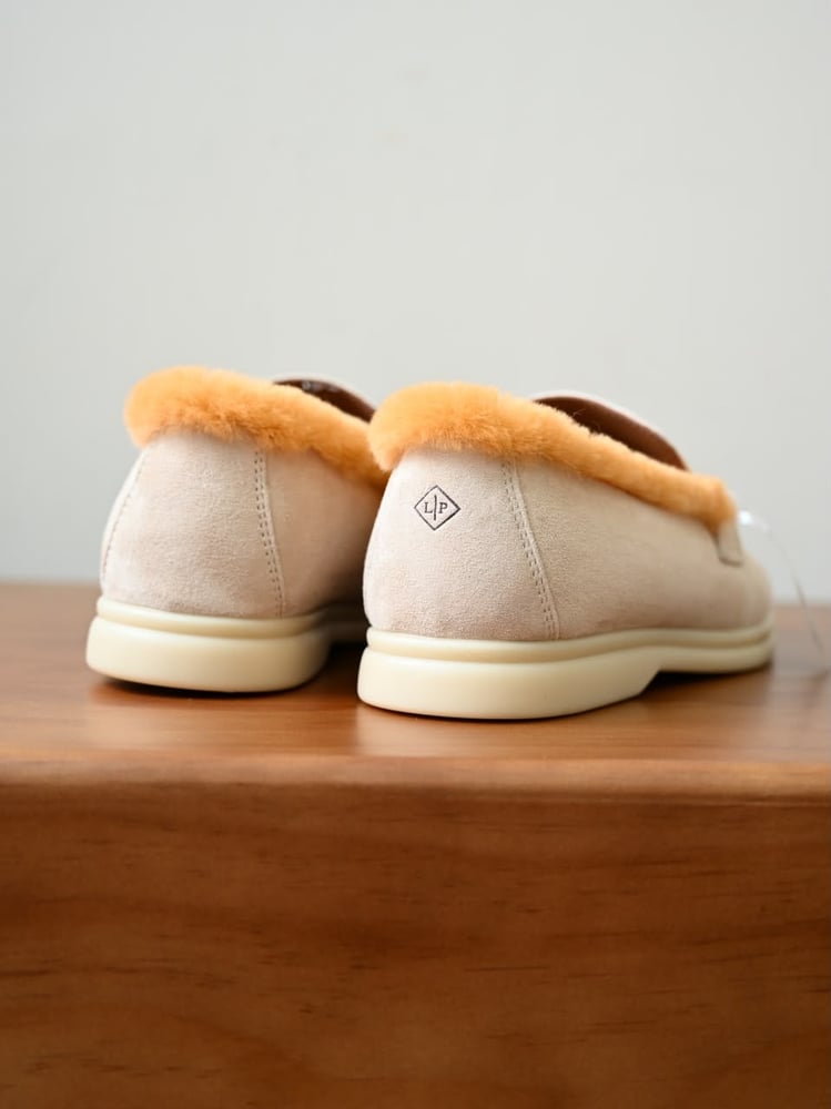 حذاء لورو بيانا النسائي الشمواه المبطن بالفرو مع تفاصيل القفل (Loro Piana Suede Fur-Lined Mules with Lock Charm)