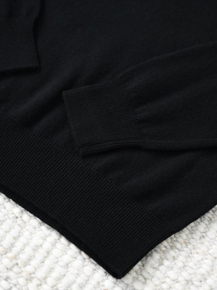 سويتر لورو بيانا الكشمير الفاخر بياقة عالية (Loro Piana Cashmere Turtleneck Sweater)