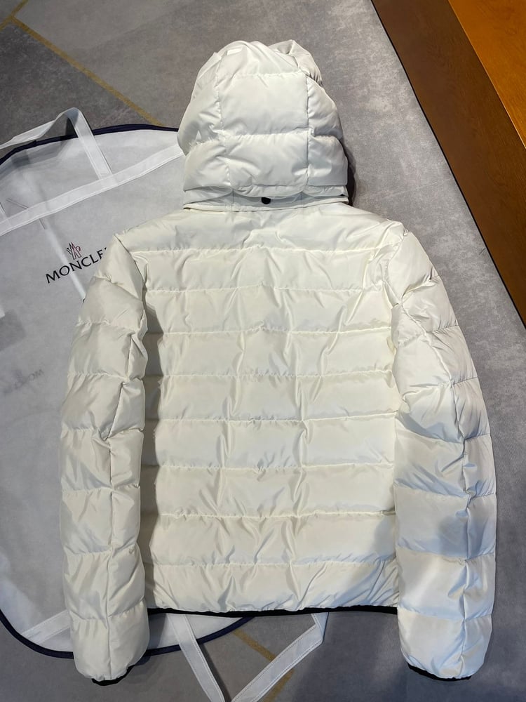 جاكيت / معطف منفوخ رجالي فاخر بقبعة قابلة للإزالة من "مونكلير" (Moncler) باللون الأبيض والأسود