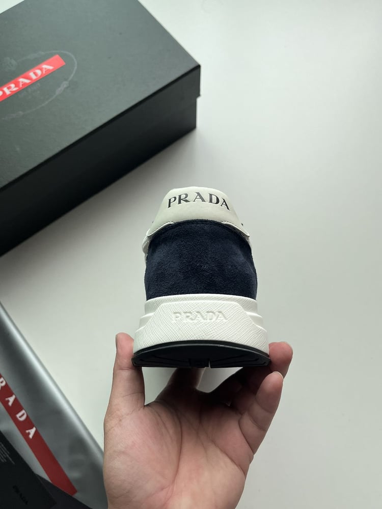 حذاء رياضي / سنيكرز رجالي فاخر من "برادا" (Prada) بتصميم ثنائي اللون