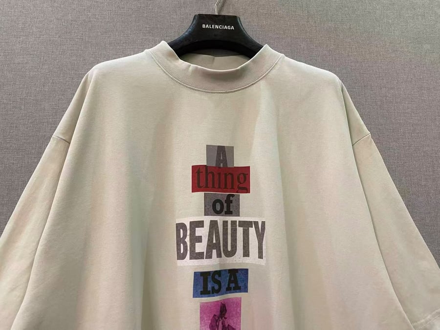 تيشرت بالنسياغا "A Thing of Beauty" المعاصر (Balenciaga "A Thing of Beauty" Oversized T-Shirt)