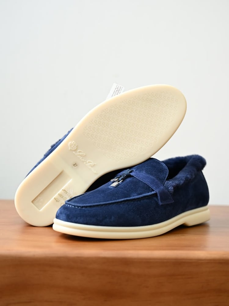 حذاء لورو بيانا النسائي الشمواه المبطن بالفرو مع تفاصيل القفل (Loro Piana Suede Fur-Lined Mules with Lock Charm)