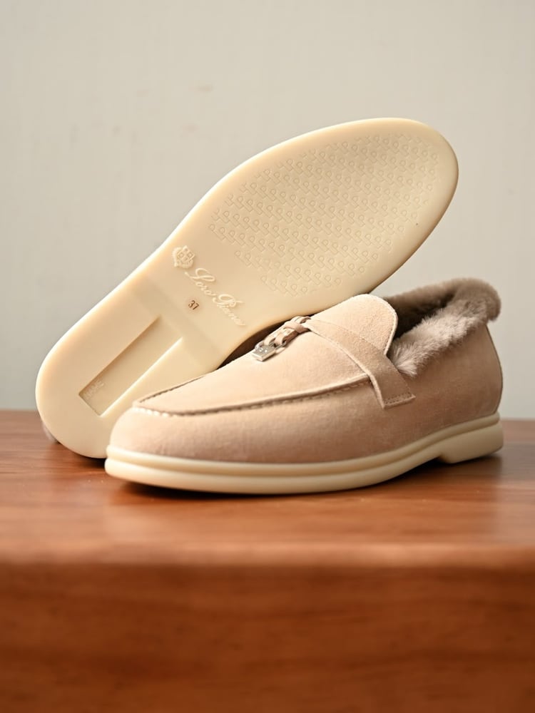 حذاء لورو بيانا النسائي الشمواه المبطن بالفرو مع تفاصيل القفل (Loro Piana Suede Fur-Lined Mules with Lock Charm)