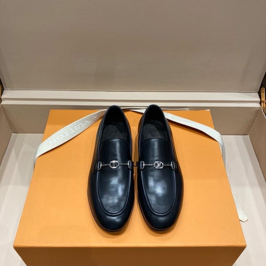 حذاء لوفر (Major Loafer) رسمي فاخر من لويس فيتون (Louis Vuitton) من الجلد الطبيعي باللون الأسود الملكي.