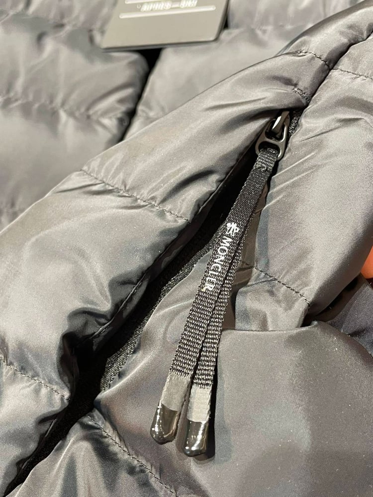 جاكيت / معطف منفوخ رجالي فاخر بقبعة من "مونكلير" (Moncler) باللون الأسود