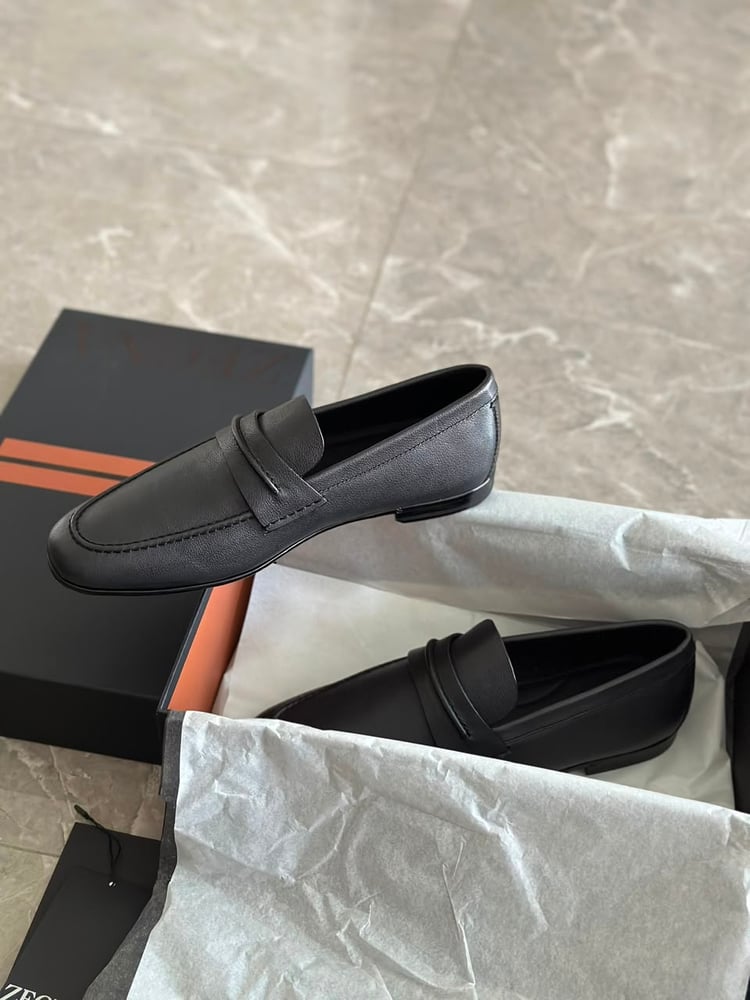حذاء "لوفر" رجالي فاخر من الجلد الطبيعي من إرمينجيلدو زينيا (Ermenegildo Zegna Leather Loafers)