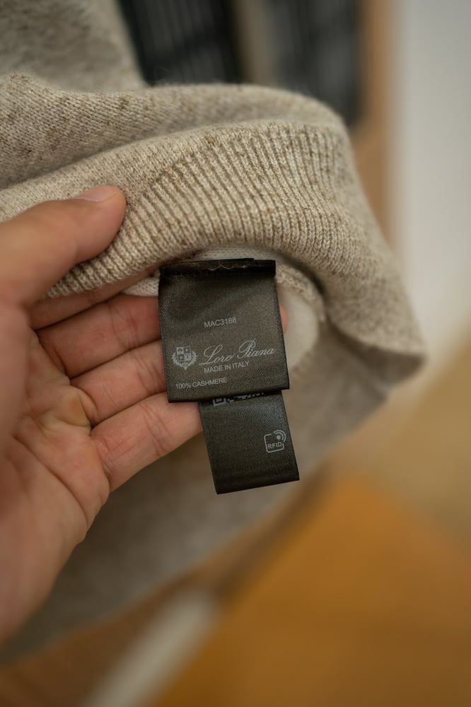 طقم فاخر من لورو بيانا (Loro Piana) - سويتشيرت بنصف سحاب مع بنطال متناسق