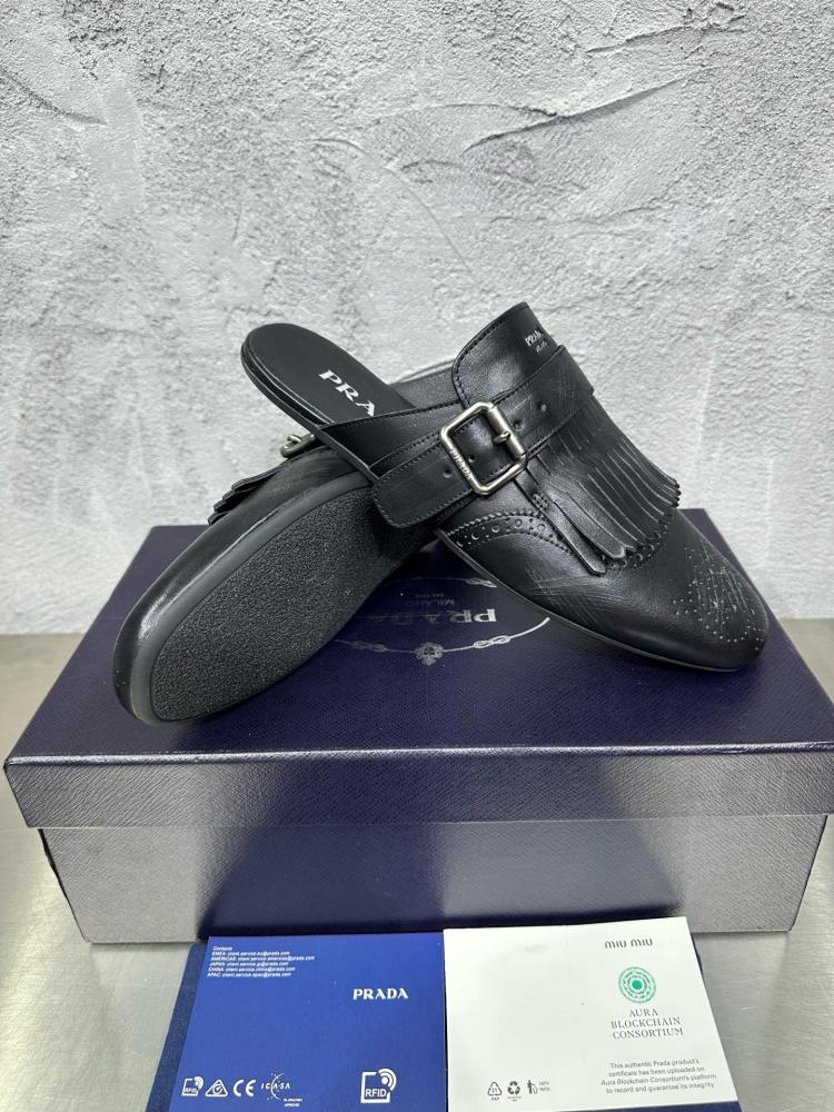 حذاء ميول (Mules) كاجوال فاخر بتصميم بروغ من برادا (Prada) من الجلد الطبيعي باللون الأسود الملكي.