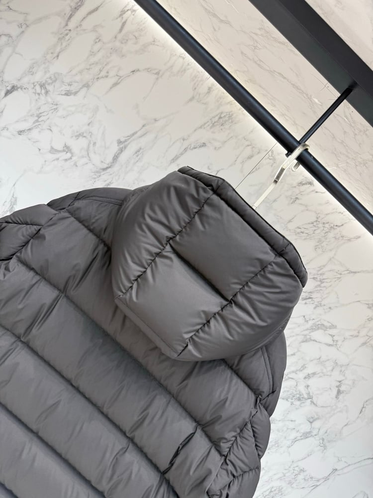 جاكيت / معطف منفوخ رجالي فاخر بقبعة من "مونكلير" (Moncler) باللون الأسود المات (Matte Black)