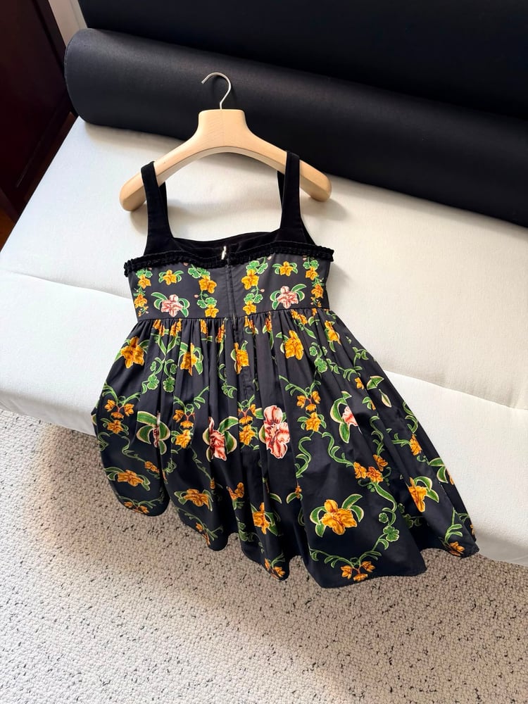 فستان "أغوا بينديتا" القصير بنقشة الزهور واللمسات المخملية (Agua Bendita Floral & Velvet Mini Dress)