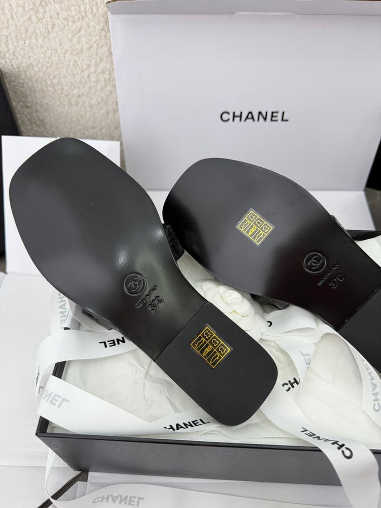 صندل ميول فلات بجزء علوي منفوخ على شكل شعار CC من شانيل (Chanel)