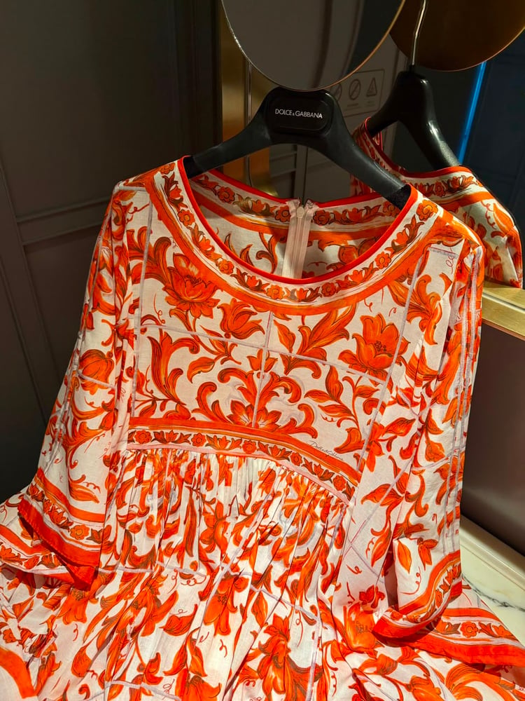 فستان دولتشي آند غابانا (Dolce & Gabbana) الفاخر بنقوش المايوليكا البرتقالية الحيوية