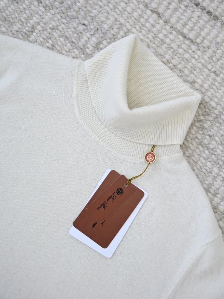 سويتر لورو بيانا الكشمير الفاخر بياقة عالية (Loro Piana Cashmere Turtleneck Sweater)